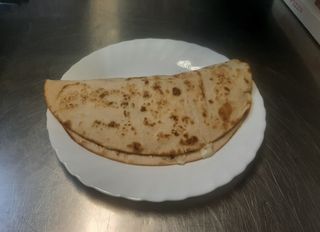 Piadina mozzarella e pomodoro e wurstel 