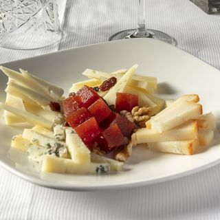 Selección de quesos artesanos, acompañados de frutos secos 