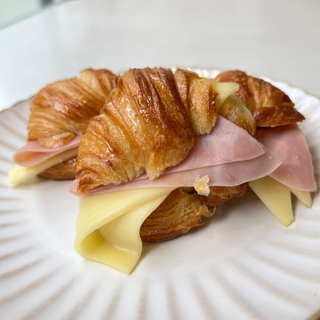 Medialuna con Jamón dulce y queso