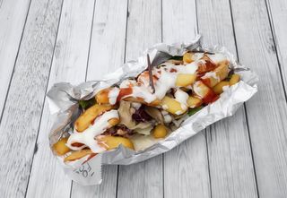 Panino con Wurstel, Patatine e Salse