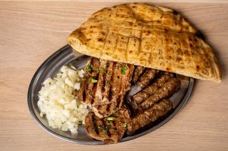 5 ćevapa i 1/2 teleće šnicle