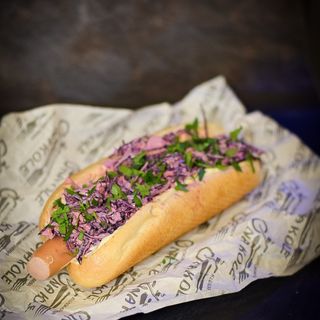 Hot dog Z sałatką Coleslaw 