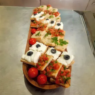 Platou aperitiv mix bruschete