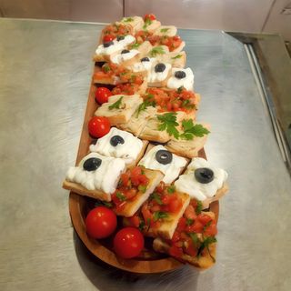 Platou aperitiv mix bruschete