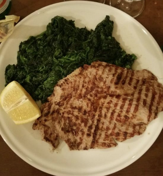 Paillard di vitello alla griglia con verdure in foglia