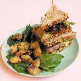 Sándwich blt de aguacate