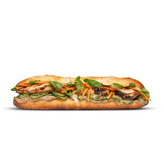 Banh mi de pollo con salsa satay