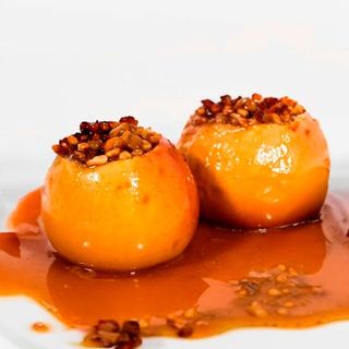 Яблоко, запечённое с медом и сухофруктами