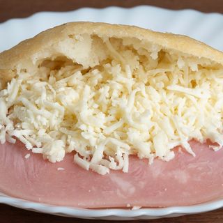 Arepa Frita Jamón York y Queso Llanero