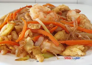Fideos chinos salteados con tres delicias 