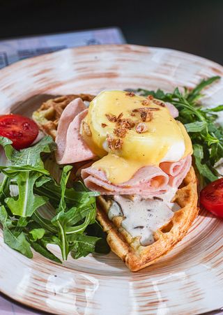 Яйцо Бенедикт с ветчиной Мортаделла