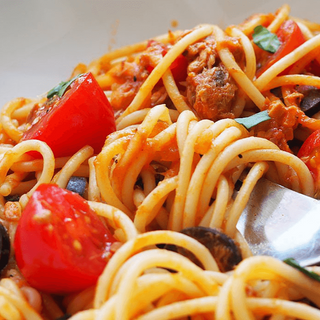 Spaghette cu ton si rosii cherry