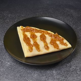 Slatka palačinka sa džemom od kajsije