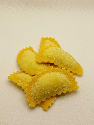 1 porzione di RAVIOLI RICOTTA E SPINACI da cuocere
