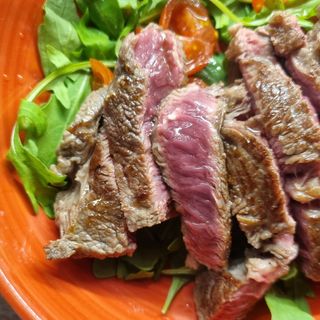 Tagliata con rucola e scaglie