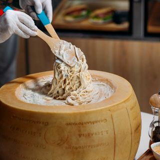 სპაგეტი სოკოთი და ნაღებით