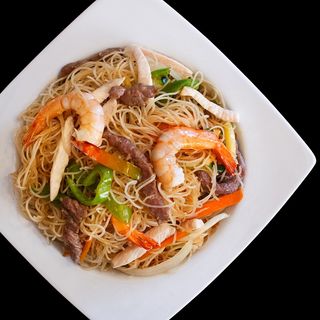 Fideos de arroz con tres delicias