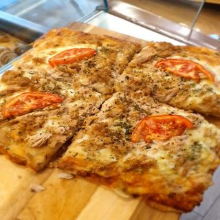 Pizza Atún (Porción)