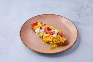 Kajgana na domaćem crnom hlebu