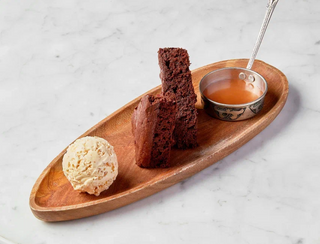 Брауни с мороженым тары.