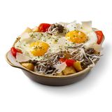 Huevos rotos con gulas y trufa
