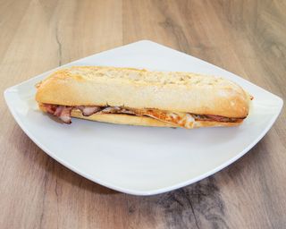 Bocadillo De Pollo con bacon y queso
