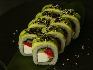 Awokado roll z łososiem (260g)