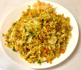 Ryż smażony z kurczakiem i warzywami