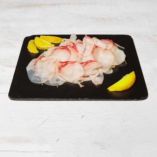 Carpaccio di spada affumicato, julienne di finocchi e arance