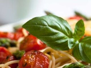 Spaghetti bolognese z mięsnym sosem pomidorowym i grana padano