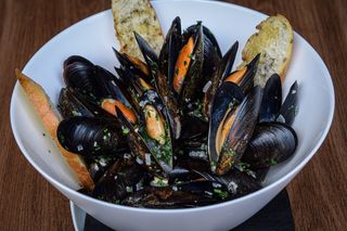 Scoici cu sos rosu si paine prajita cu usturoi