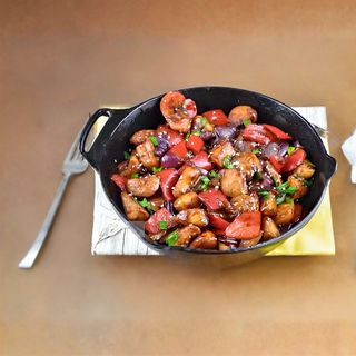 Tigaie de porc picanta cu legume si orez basmati