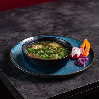 Tradycyjny wietnamski bulion z wołowiną