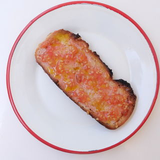 Tostada con tomate, AOVE sal y pimienta