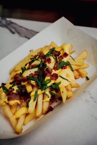 Фрі з сирним соусом