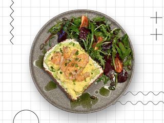 Бріош з креветками та салатом (350g)