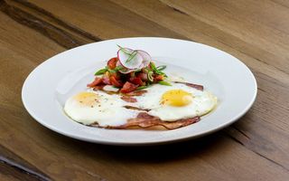 Strachina cu cartofi prajiti si ochiuri