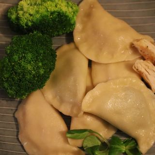 Pierogi z brokułem, kurczakiem i żółtym serem 