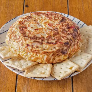 Tortilla de rulo de cabra y pimiento del piquillo