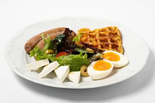 Греческий завтрак с картофельной вафлей, фетаксой и оливками