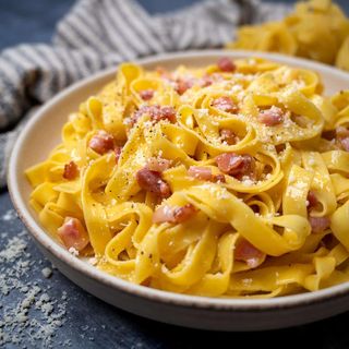 SPAGHETI ALLA CARBONARA CON CREMA E PANCETTA
