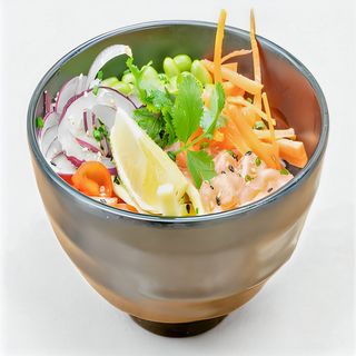 Bowl poke de salmón con thai dressing