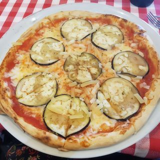 Pizza Parmigiana (Queso, Berenjenas, Parmesano y Albahaca).