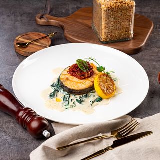 Фирменный стейк из сёмги со шпинатом 