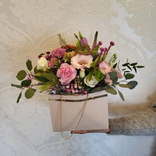 Flores em caixa de cartão 