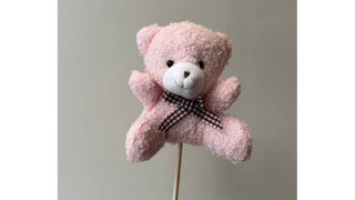 Różowy miś na piku topper