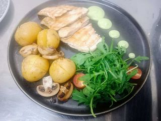 Pechuga de pavo con patatas y champiñones