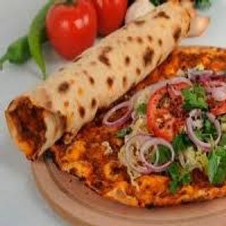 Lahmacun De Ternera Con Ensalada Y Queso