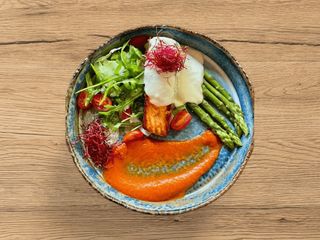 Stek z łososia ze szparagami (400g)