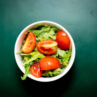 Salată de ruccola și roșii cherry